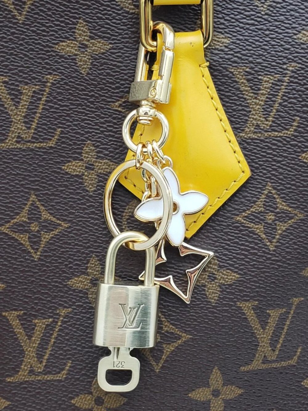 Authentic Louis Vuitton Gold Padlock 🔑 Unbranded Flower Keychain Bag Charm LV - Picture 9 of 11